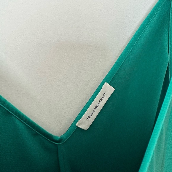 There was one emerald maxi dress - Picture 3 of 5